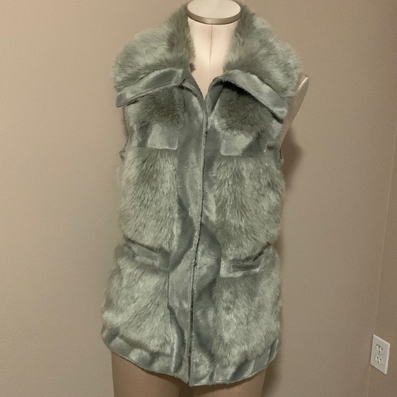 RLZ Gray Faux Fur Vest Size XS, Two Front Pockets. Hook Closure- Like New. - Picture 6 of 12